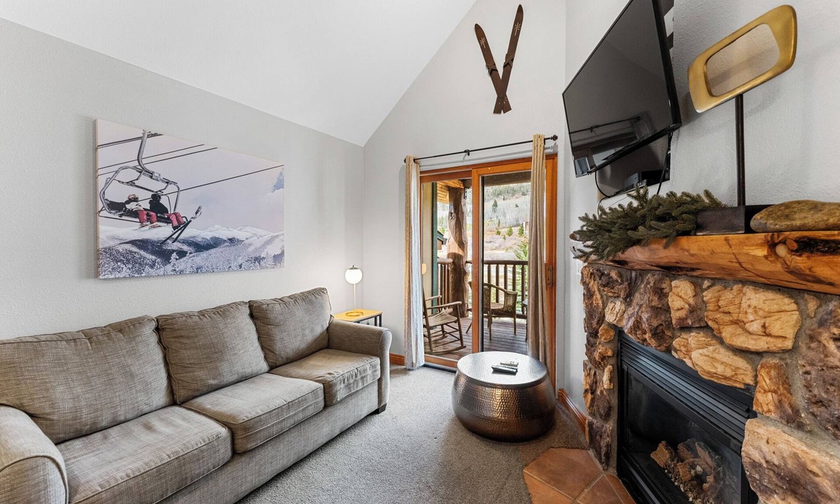 Mountain House Condo | Penthouse Condo w/Spacious Balcony for Beautiful Views, 5 mins to Base Area!