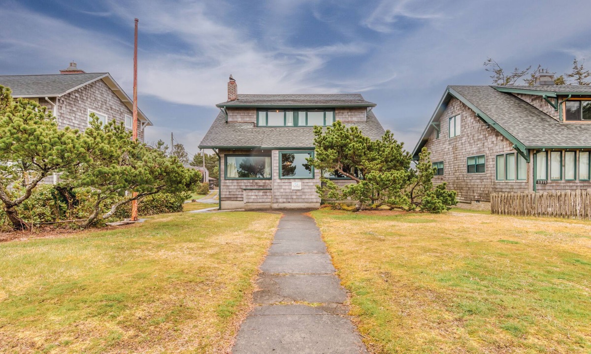 Seaside House | Pet Friendly Beachfront Home, on the Promenade, Steps to the Sand, Close to Town