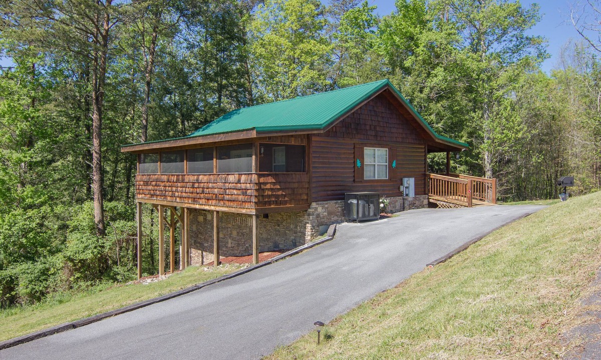 Gatlinburg - Pigeon Forge Cabin | Pet Friendly Cabin Near Fishing Pond-Screened Porch-Hot Tub-Free WiFi-Romantic!