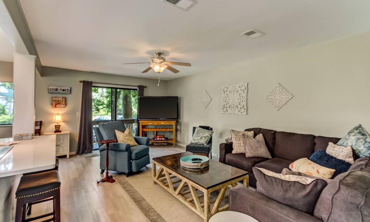 Fernandina Beach House | Pet Friendly | Remodeled Forest Ridge Townhome | 5-7 Minute Walk to Beach | Community Pool & Tennis