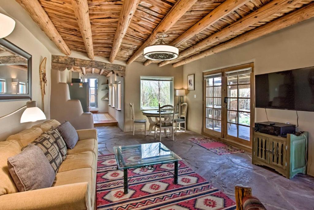 Taos House | Pet-Friendly Taos House with Patio and Hammock!