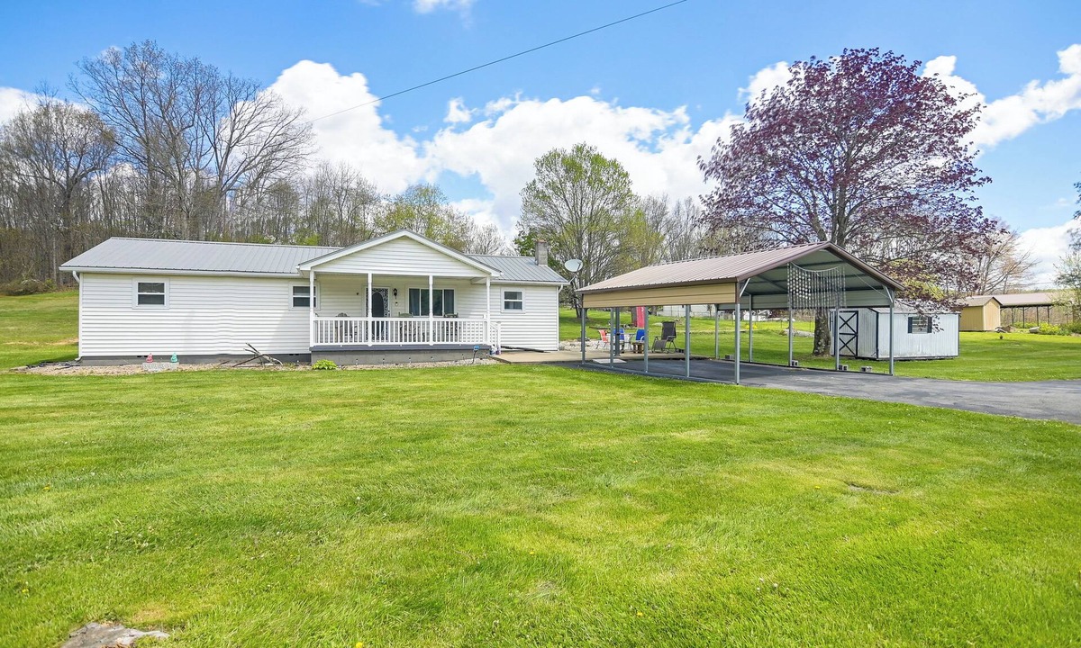Lockbridge House | Pet-Friendly West Virginia Home - Patio & Fire Pit