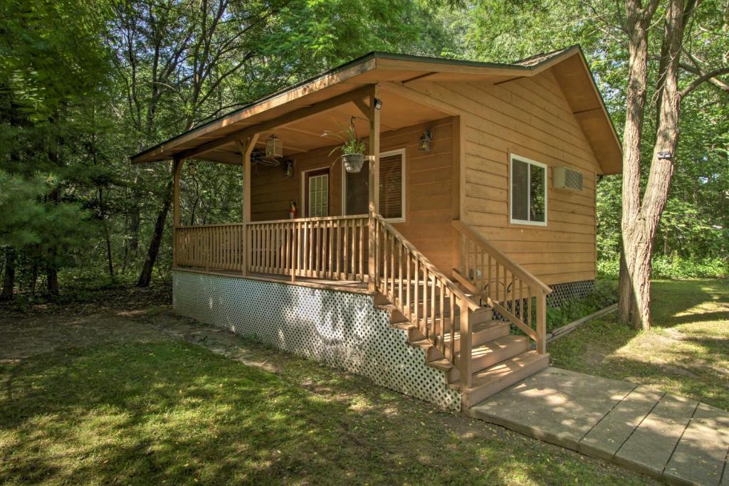 Wisconsin Dells House | Pet-Friendly Wisconsin Dells Studio with Porch!