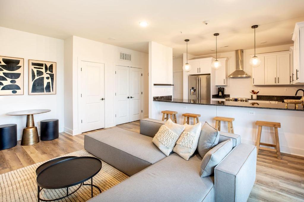 Batesville Apartment | Piedmont Place Suite 401 Modern Apartment in Crozet Near King Family Vineyards