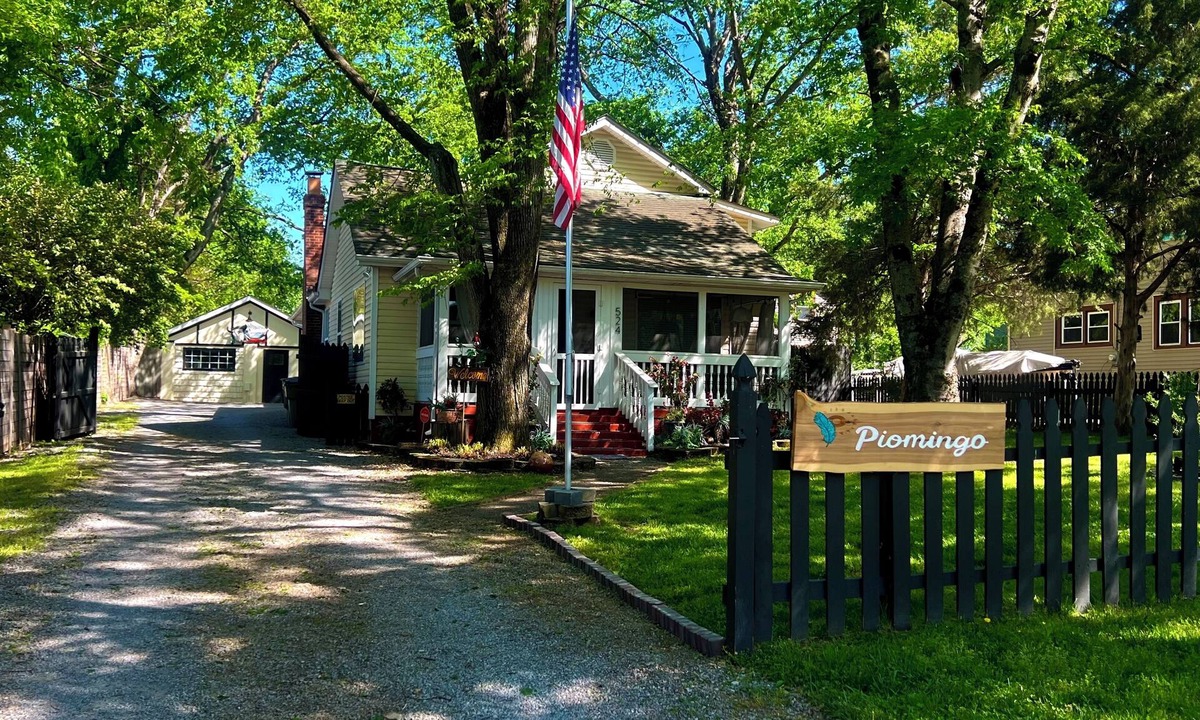 Urbandale Nations House | Piomingo - Minutes from Broadway, Eclectic Design, Screened patios! Best Vibe