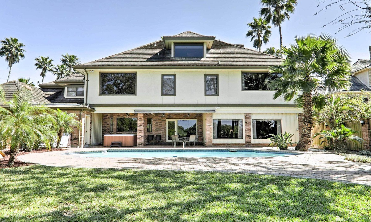 Harlingen House | Pool & Hot Tub: Lakefront Harlingen Home