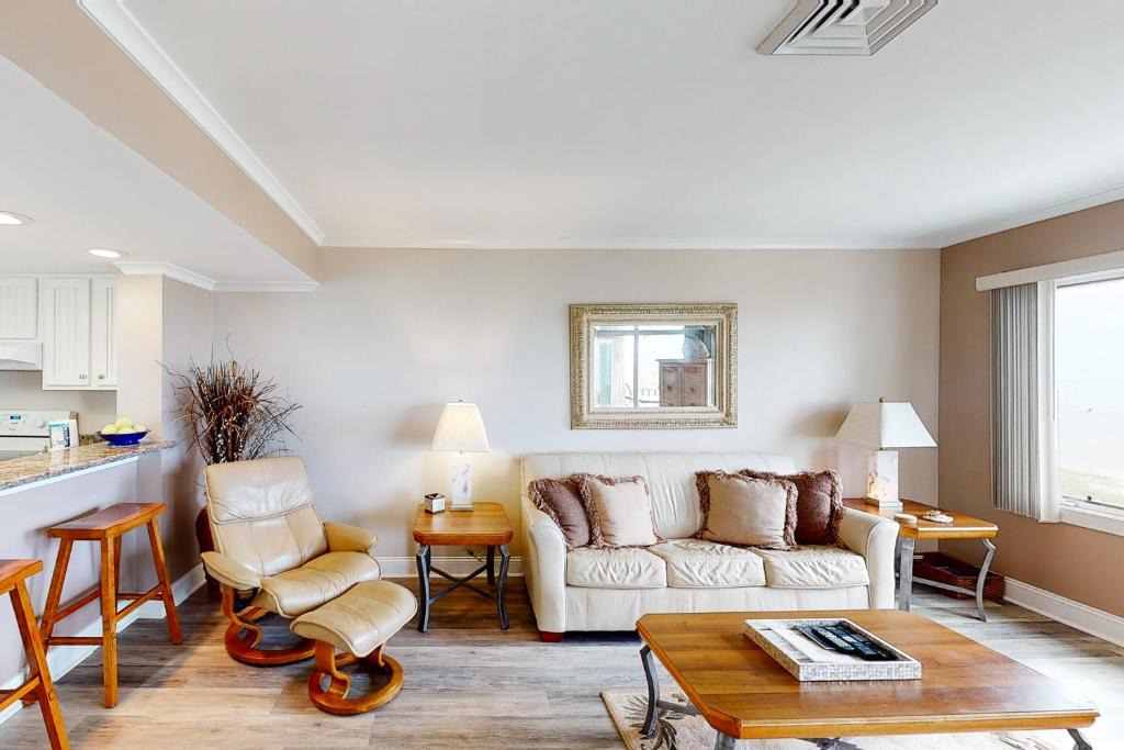 Isle of Palms Villa | Port O'Call B-302