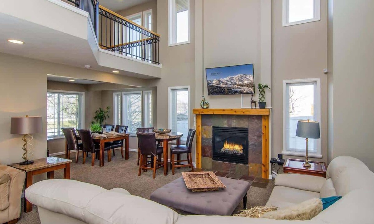 Midvale House | Pretty Parkside Place * Private Hot Tub *Foosball