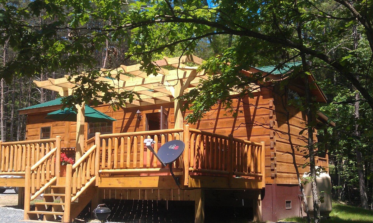 Berkeley Springs Cabin | Private getaway w/hot tub, wifi. Secluded amongst trees & near Sleepy Creek.