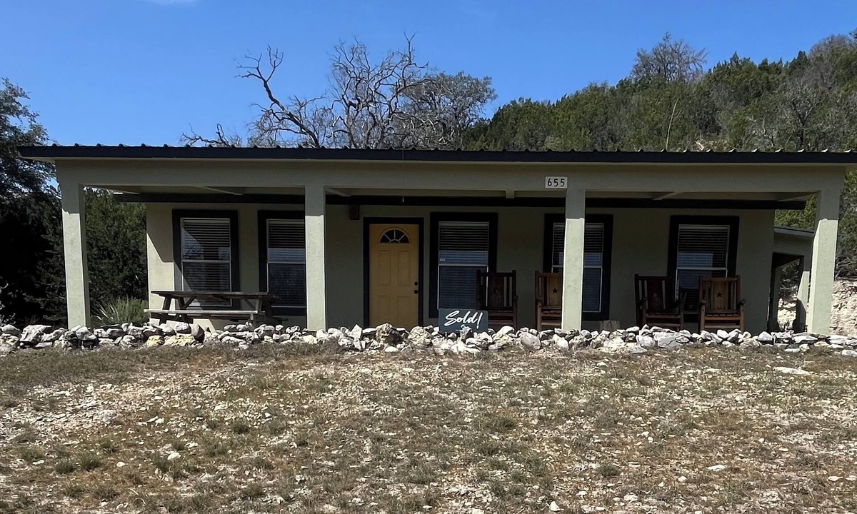 Leakey House | Private river access! Quiet, nPeaceful.sleeps 6. amazing views.