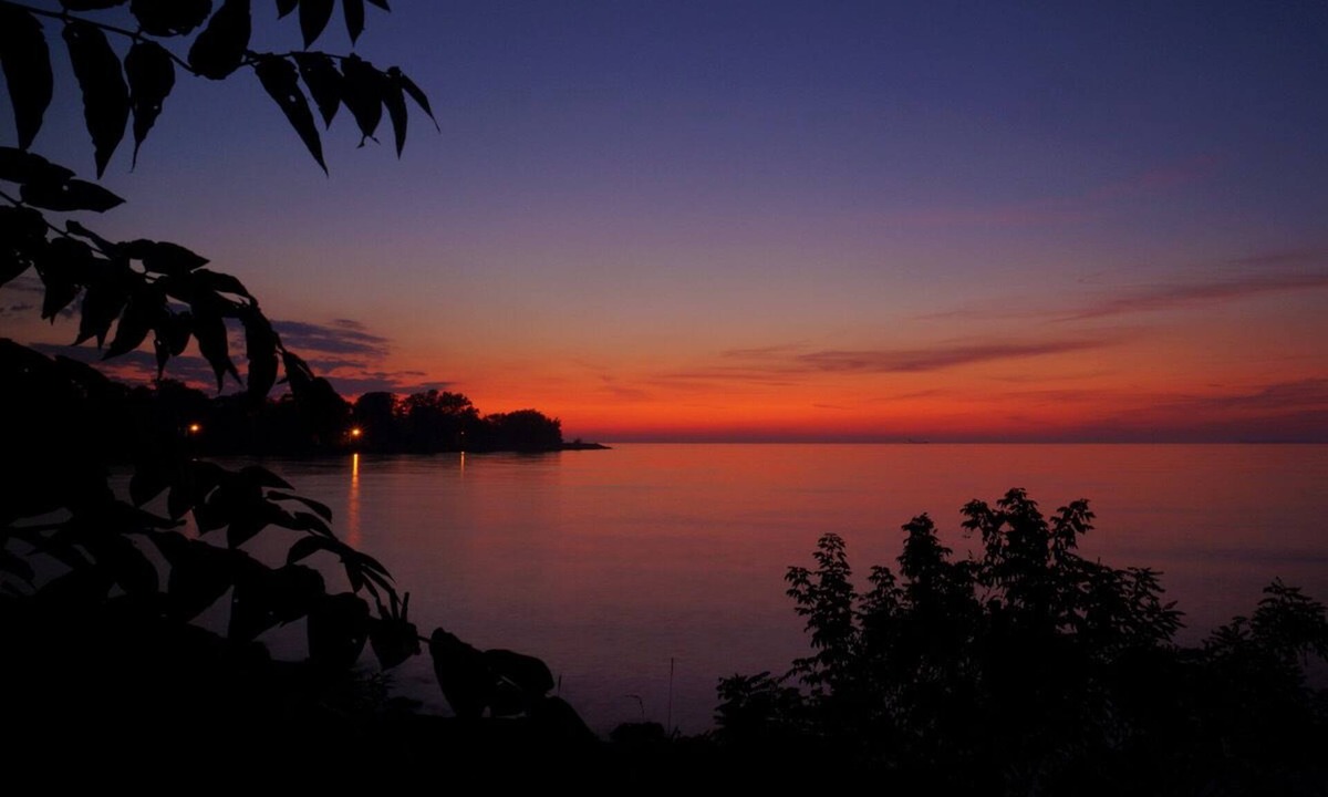 Toledo Cottage | Private WATERFRONT ROOM W/Private deck in SHARED COTTAGE