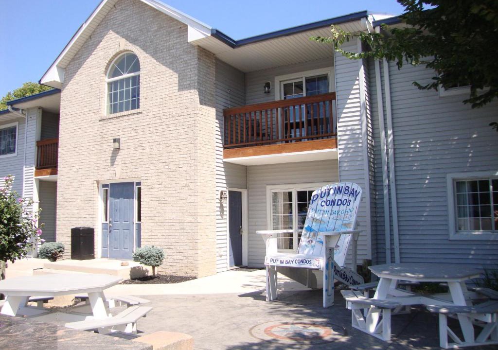 Put-in-Bay House | Put-in-Bay Poolview Condo #4