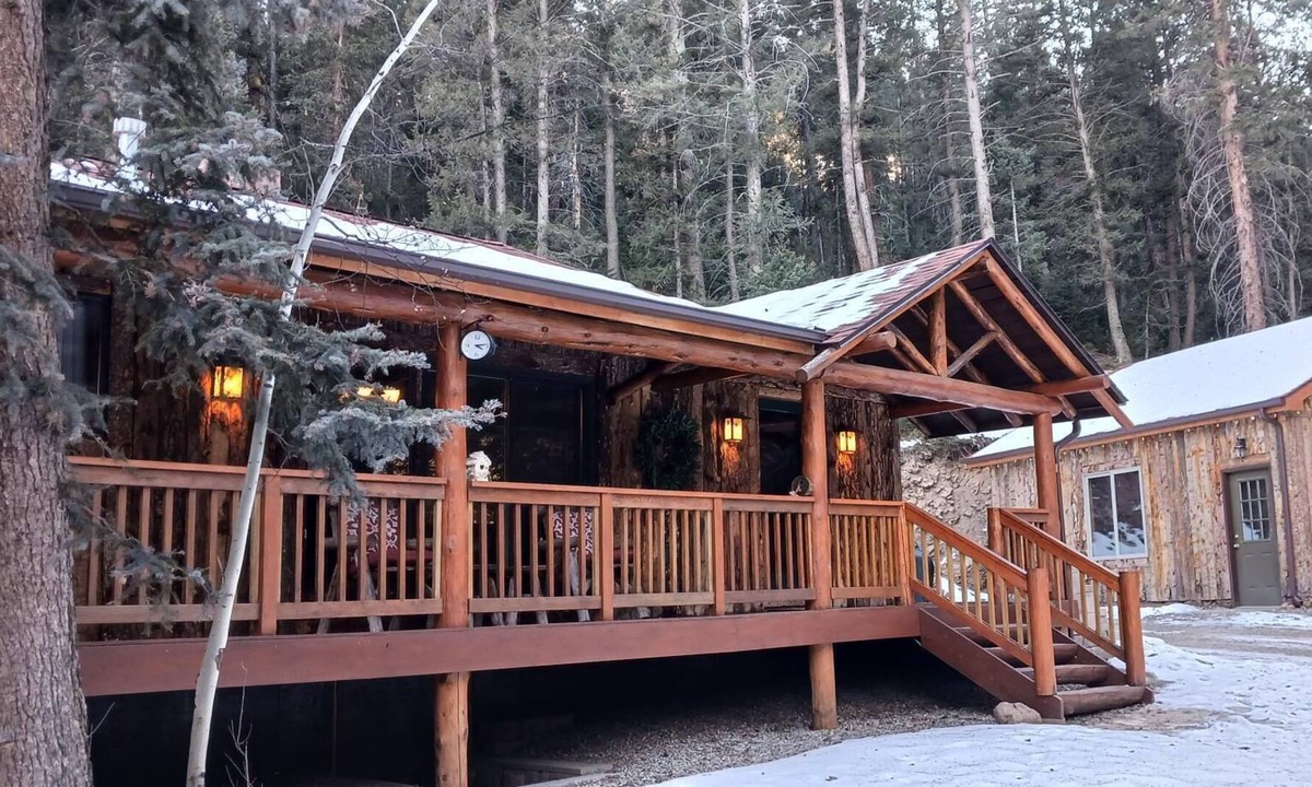 Shadow Mountain Cabin | Quaint, Cozy, Comfortable 1937 Mountain Cabin