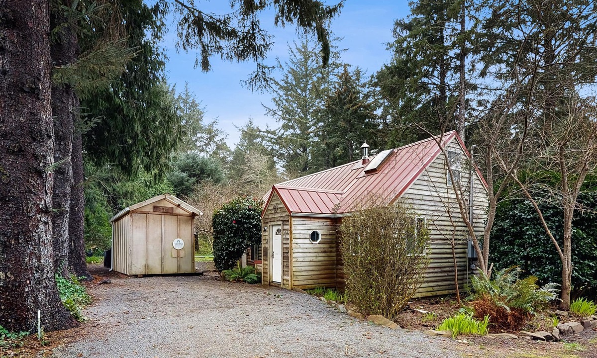 Otter Rock Cabin | Quiet, Dog-Friendly Cabin Close to the Beach with WiFi and Tons of Character