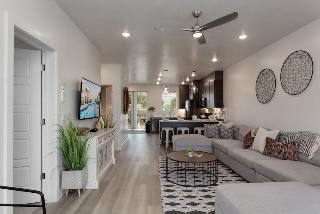 St. George House | Red Desert Loft Resort 37 Pickleball Courts, Foosball, Resort Pool with Waterslide & Jacuzzi!