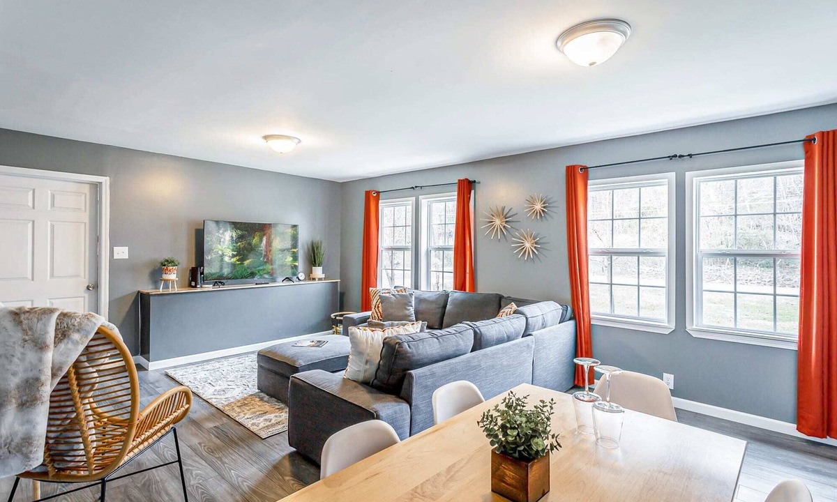 Hixson House | Relax & Unwind w/Lightning Fast Wi-Fi & Smart TVs