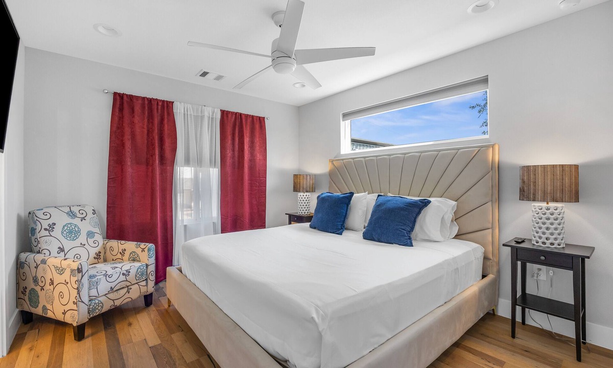 University Hills and Windsor Park House | Relaxing 4BR Stay - 5 Mins to DT - Quiet & Central!