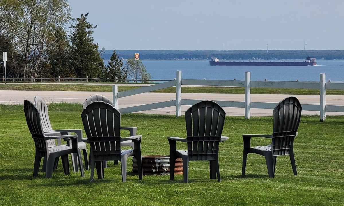 St Ignace House | Relaxing Lake View Home, Pet Friendly, Central Location. Close to Ferries!
