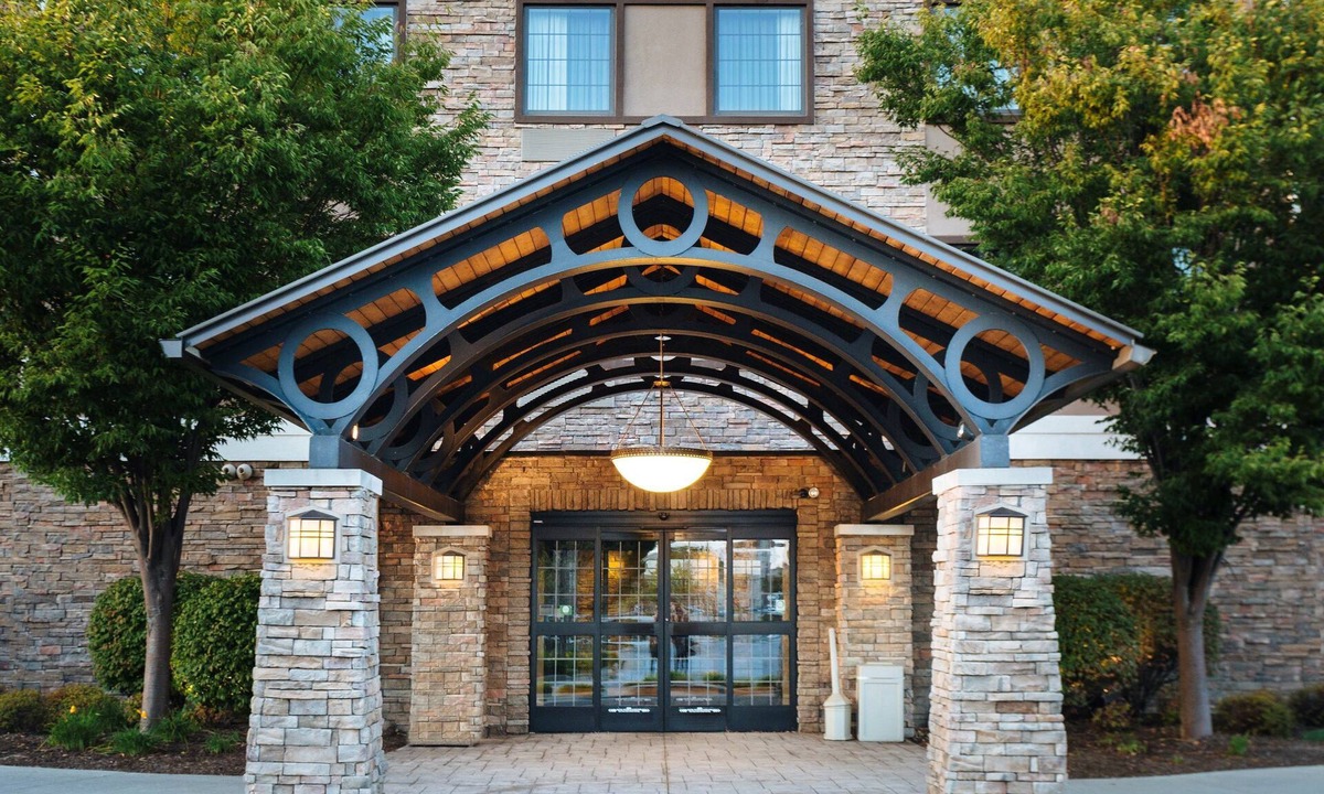 Maumee Apartment | Relaxing Retreat in Maumee | FREE Breakfast + Fitness Center + Shared Pool