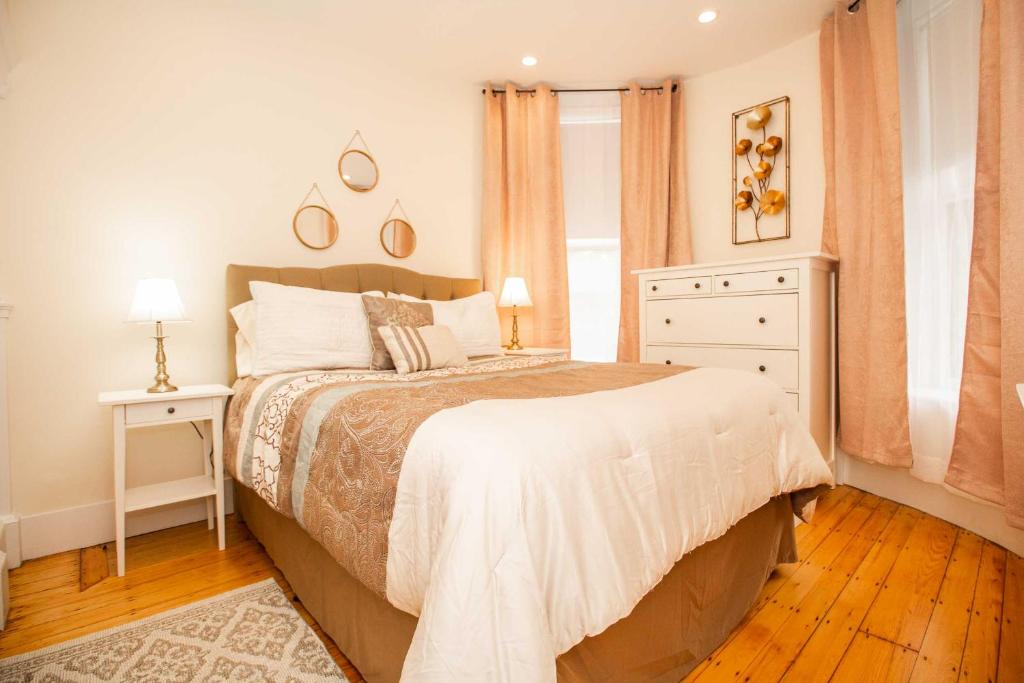 Cleveland Circle Apartment | Renovated, Chic, one bed, Sleeps 4,Steps to Transit
