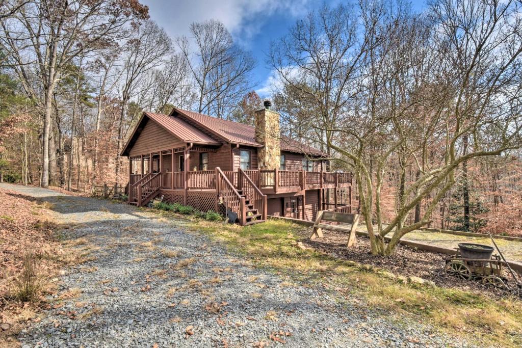 Ellijay House | Resort Cabin with Hot Tub about 4 Miles to Downtown!
