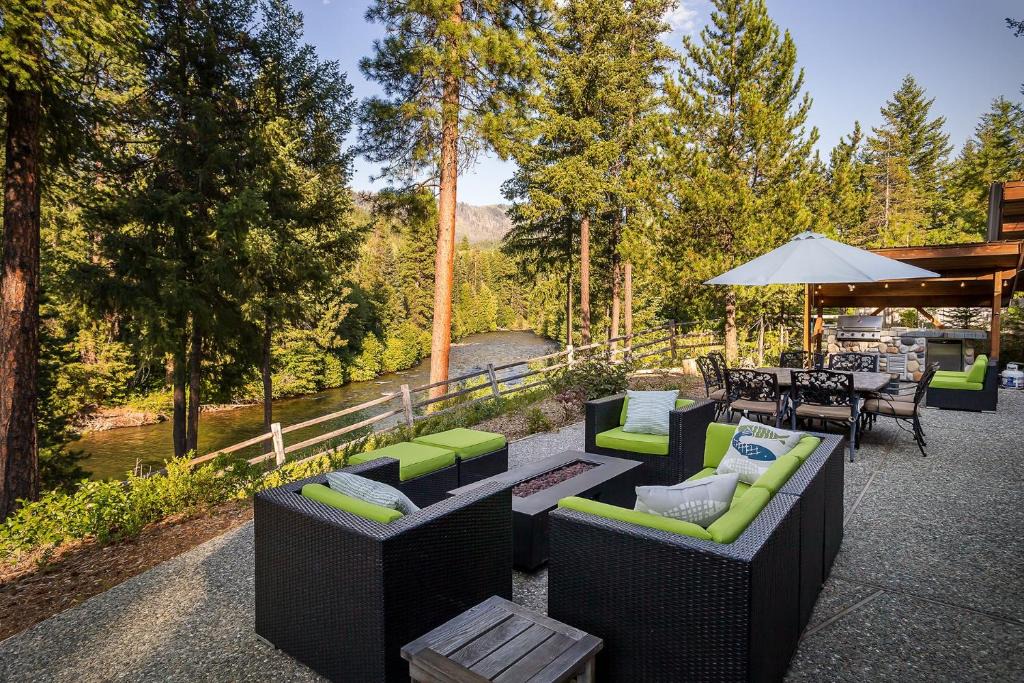 Ardenvoir Cabin | Riffle River Lodge by NW Comfy Cabins