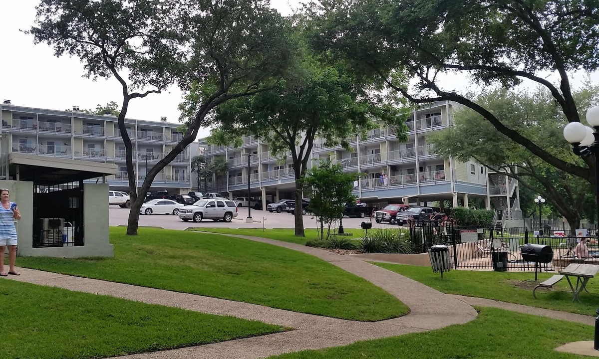 New Braunfels Condo | Riverfront Flotation Fun near the Tube Chute 1 Br Condo 3 min from Schlitterbahn