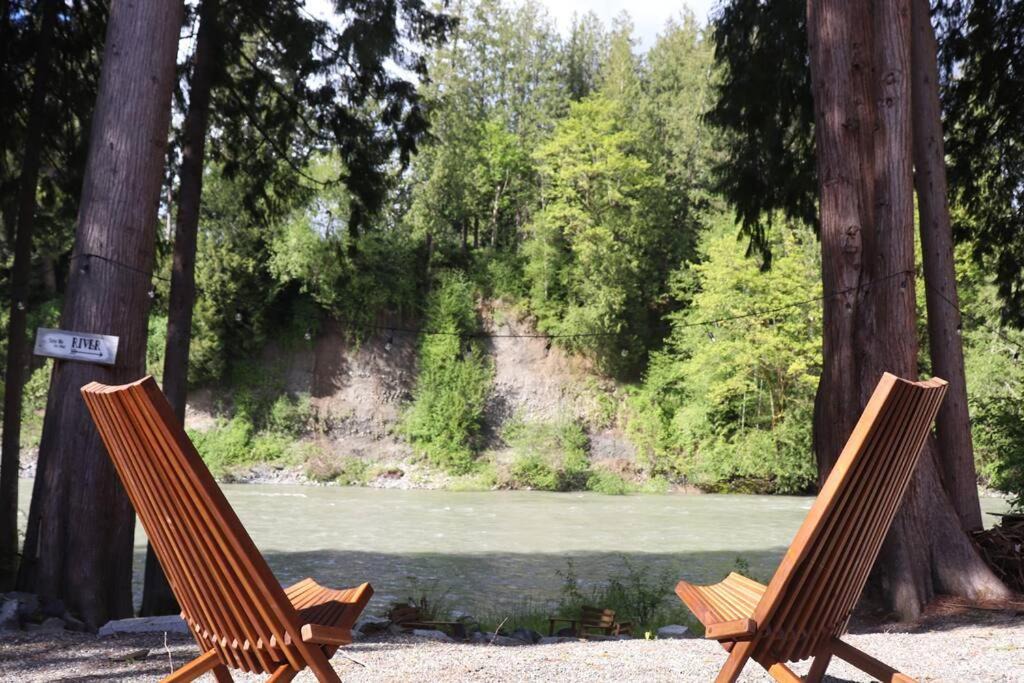 Granite Falls House | Riverfront w Cedar Hottub, Sauna, Movie Theatre