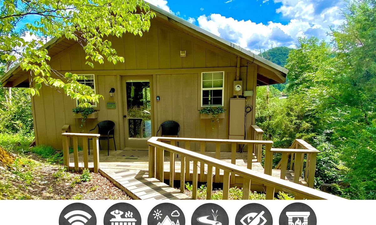 Townsend Cabin | Riverview: Free Attraction Tickets, Hot Tub, River View & Access, 5 Mins To National Park