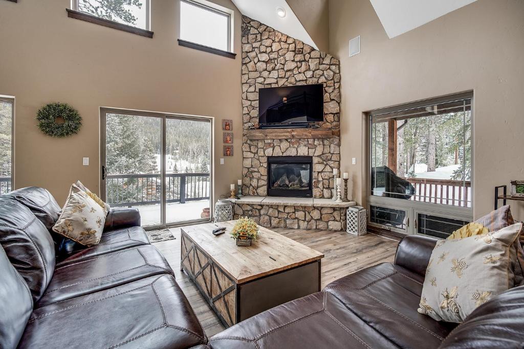 Blue River House | Rocky Mountain Place - Stunning Mountain Views with Private Hot Tub! Near Breckenridge