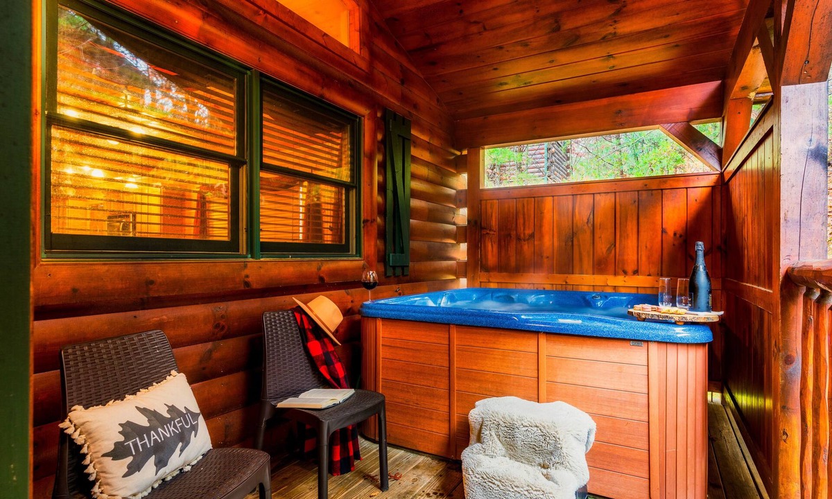 Hemlock Hills Cabin | Romantic Cabin ❤ Private Hot Tub 🐻 Pool Table 🏔 Heart-shaped Jacuzzi🍁