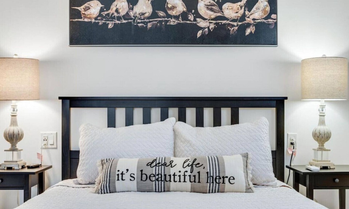 Berlin Apartment | Romantic Getaway with Private Patio and Hot Tub on Main Street - Magnolia Suite