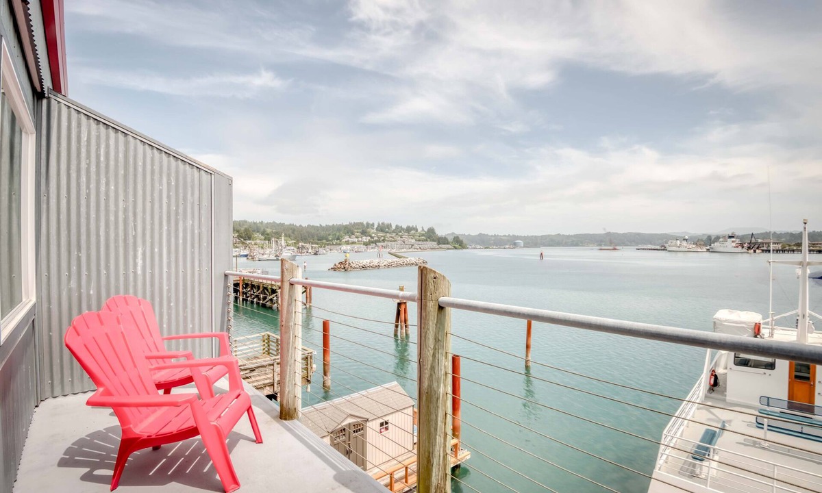 Historic Bayfront Apartment | Romantic Studio in Newport Bayfront, Ocean Views, Spa Tub, Fireplace, Deck