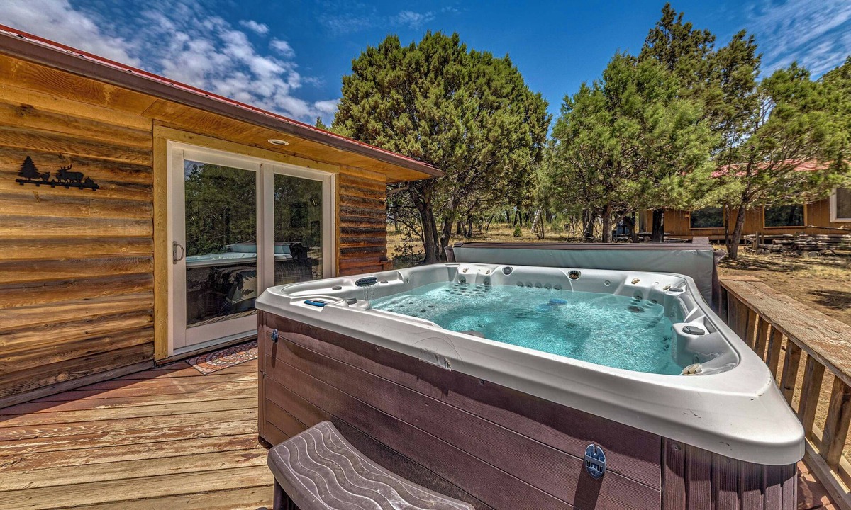 Alto Cabin | Rustic Alto Cabin w/Hot Tub, Deck & Fireplace!