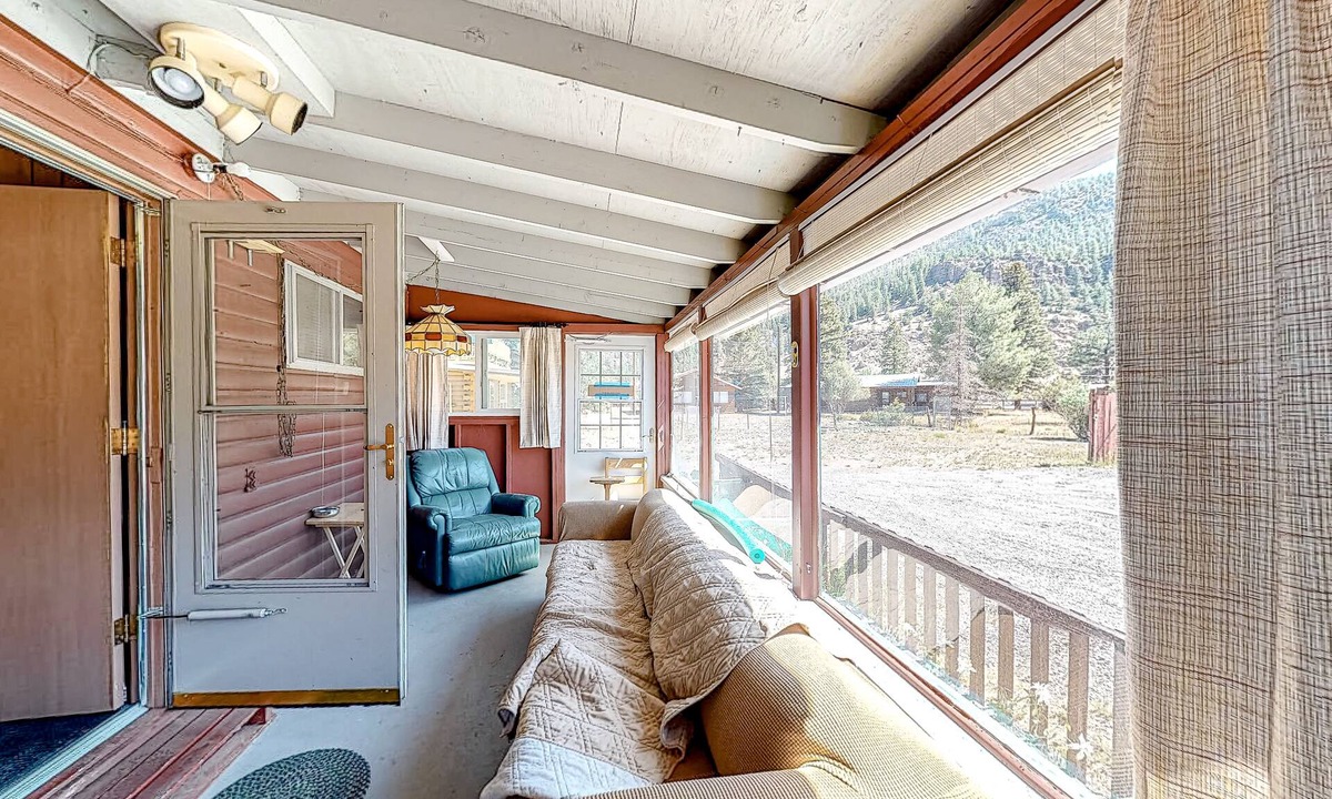 Rio Vista Estates House | Rustic & secluded cottage home with high-speed WiFi, fireplace, & W/D - 1 dog OK