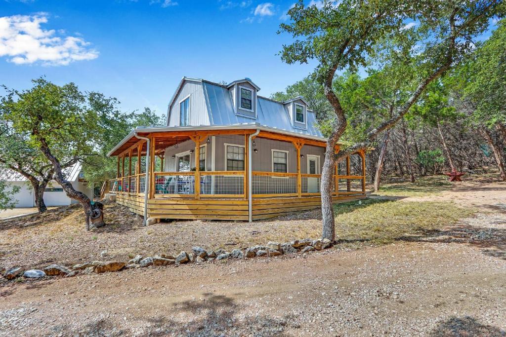 Bulverde House | Rustic Star Farmhouse at Moonlight Getaway