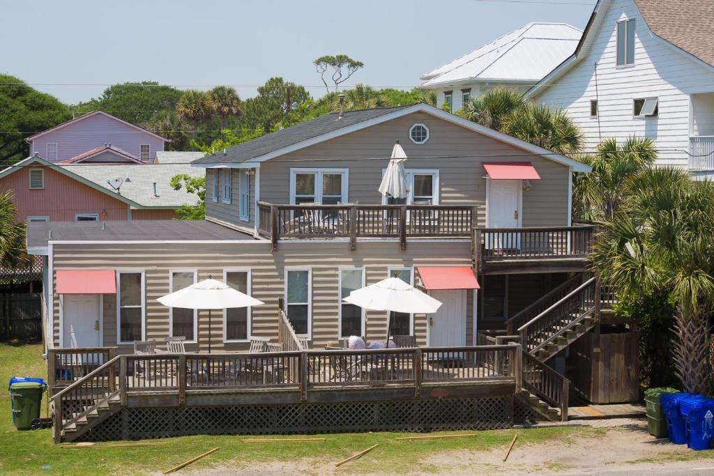 Sunset Point Villa | Salty Shack Unit C - Salty Shack - Dog Friendly Home - Across from the Beach - Central Location!