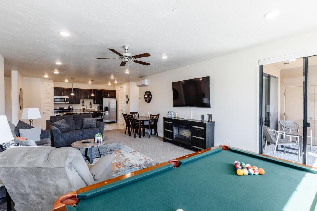 Hurricane House | Sand Hollow Condo- Sleeps 8- Right next to pool