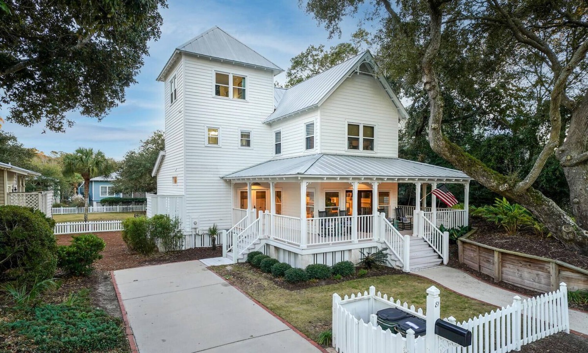 Isle of Palms House | Seaside Cottage 81 - Grand Pavilion Pool Pass!