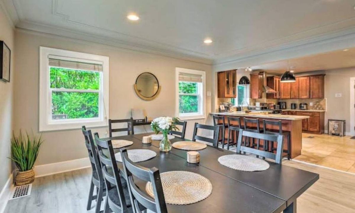 Victory Heights House | Seattle Oasis with a modern touch - Free parking