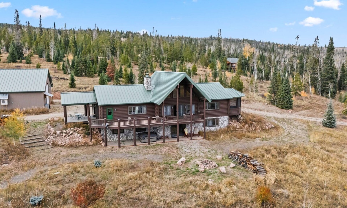 Kremmling Cabin | Secluded 4 bedroom cabin, private HT, mt views