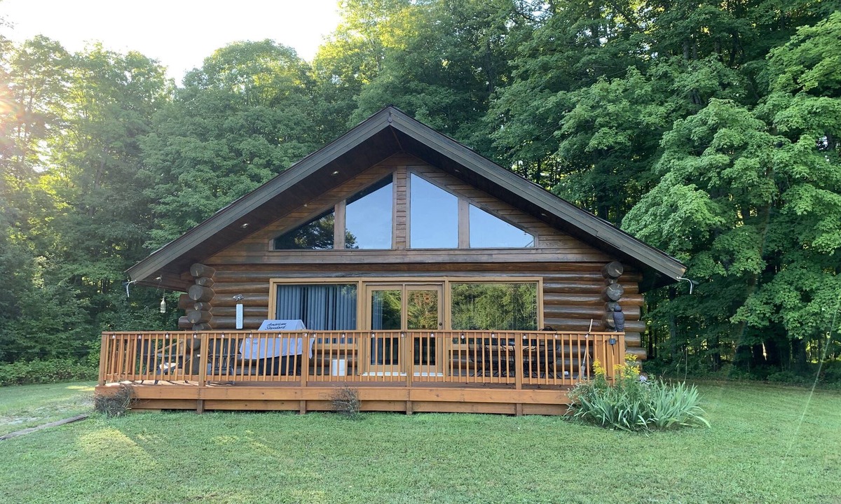 Bruce Crossing Cabin | Serene Log Cabin Getaway! Close to Hiking, Snowmobile And Four Wheeler Trails.