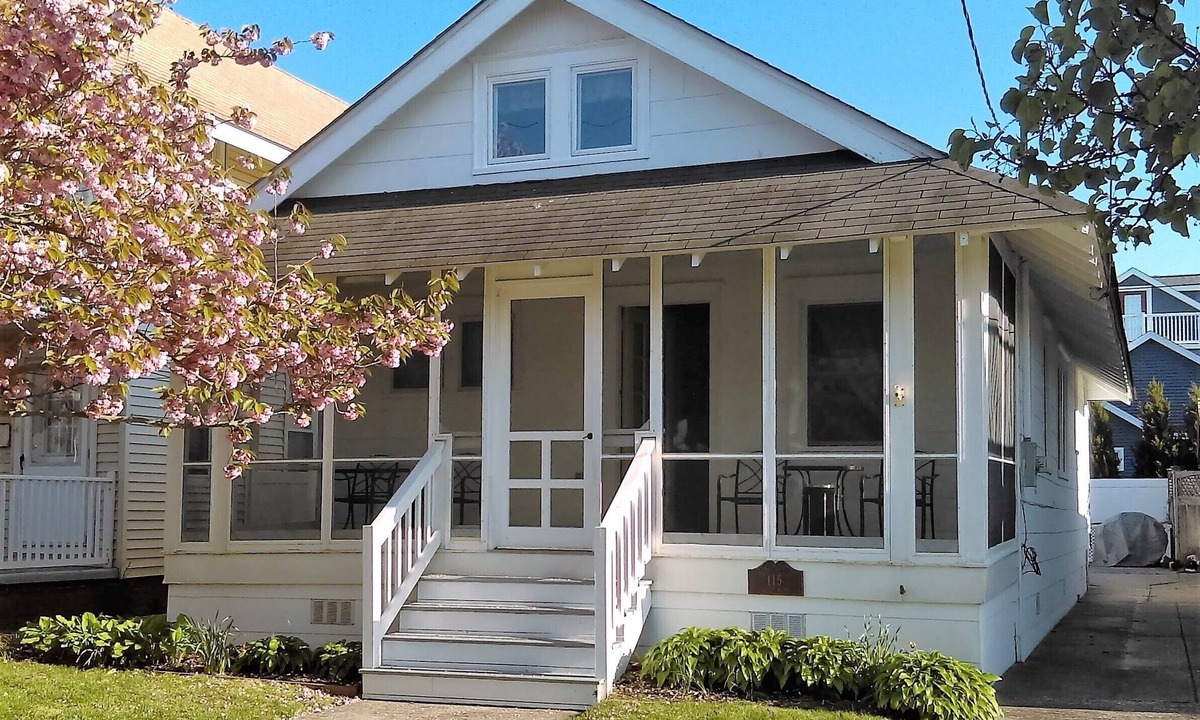 Gardens Cottage | Single cottage in the Gardens - walk to the beach and boardwalk