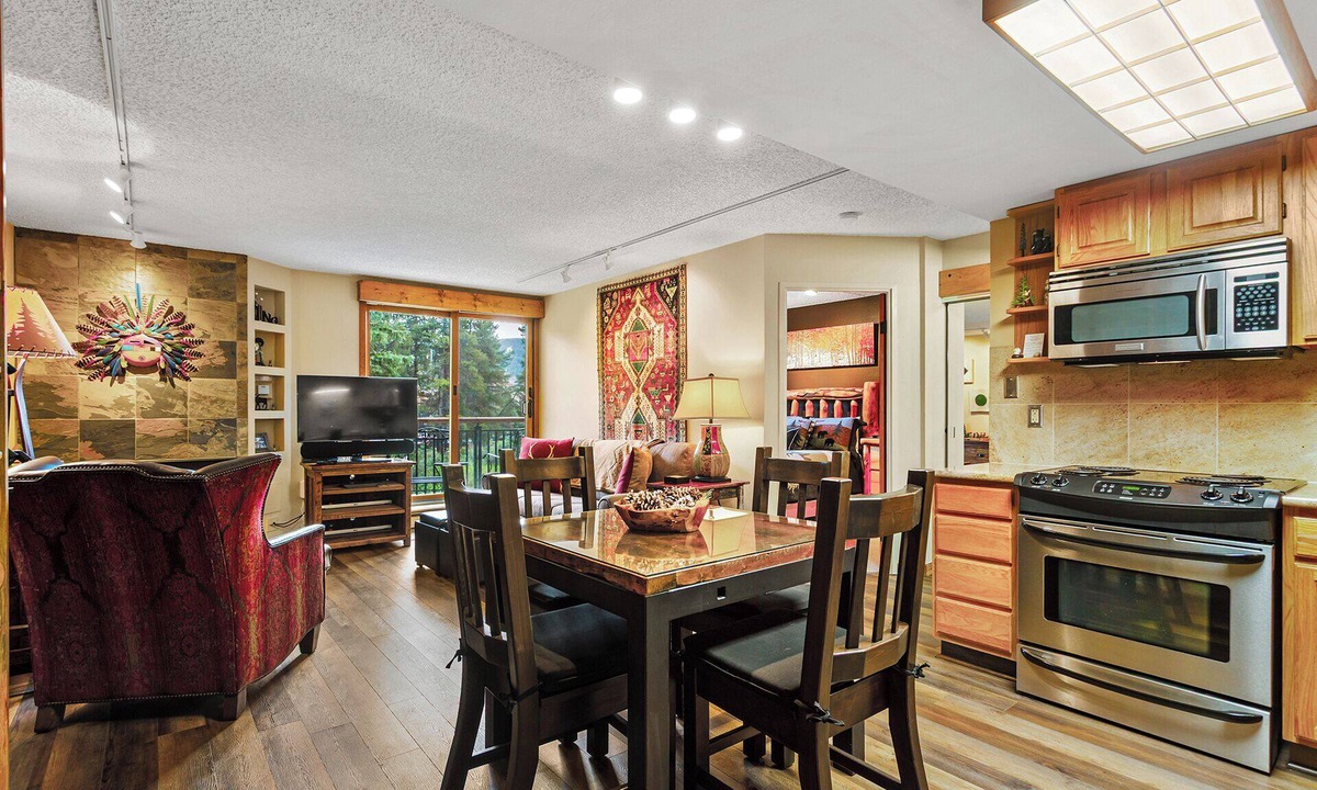 Peak 9 Condo | Ski-in/ski-out 1 bdrm condo, Hot tub access/pool, Gas fireplace, close to Main S