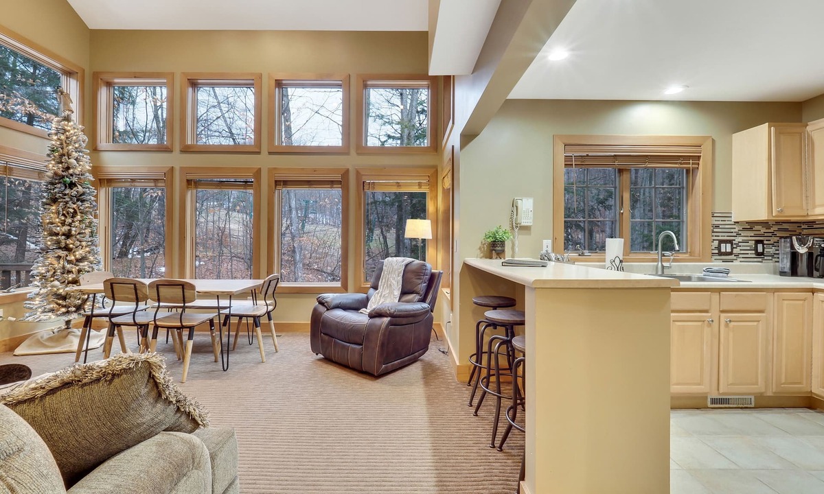Boyne Falls Condo | Ski in/Ski out | Upper Level | Disciples 8 Chairlift | Sleeps 10 | Fireplace