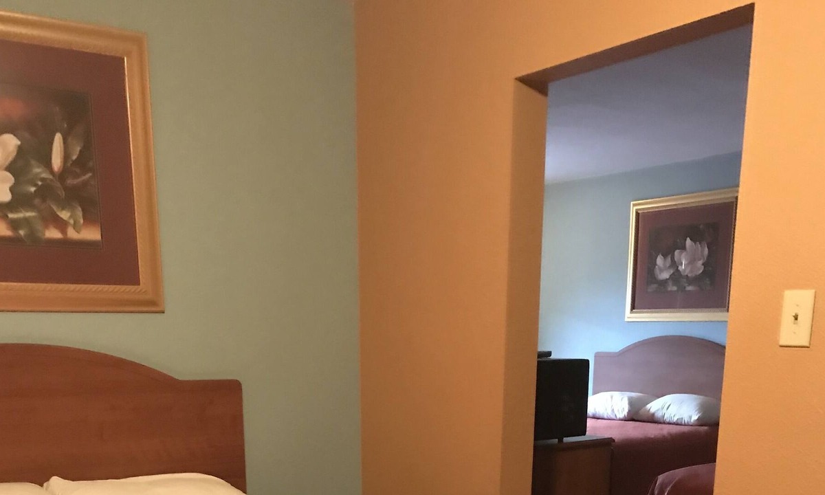 Western Division House | Sky Palace Inn & Suites By Jasper Laredo - 3 Queen Bed Non Smoking