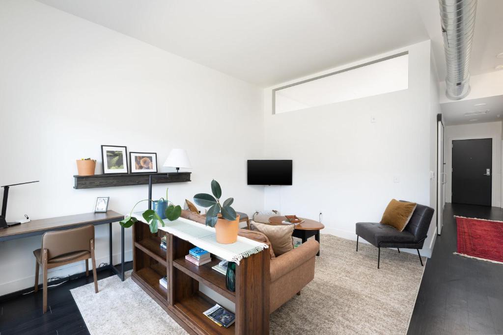Milwaukee Apartment | Skywalk to Fiserv 1BR with Rooftop, Gym, and Parking