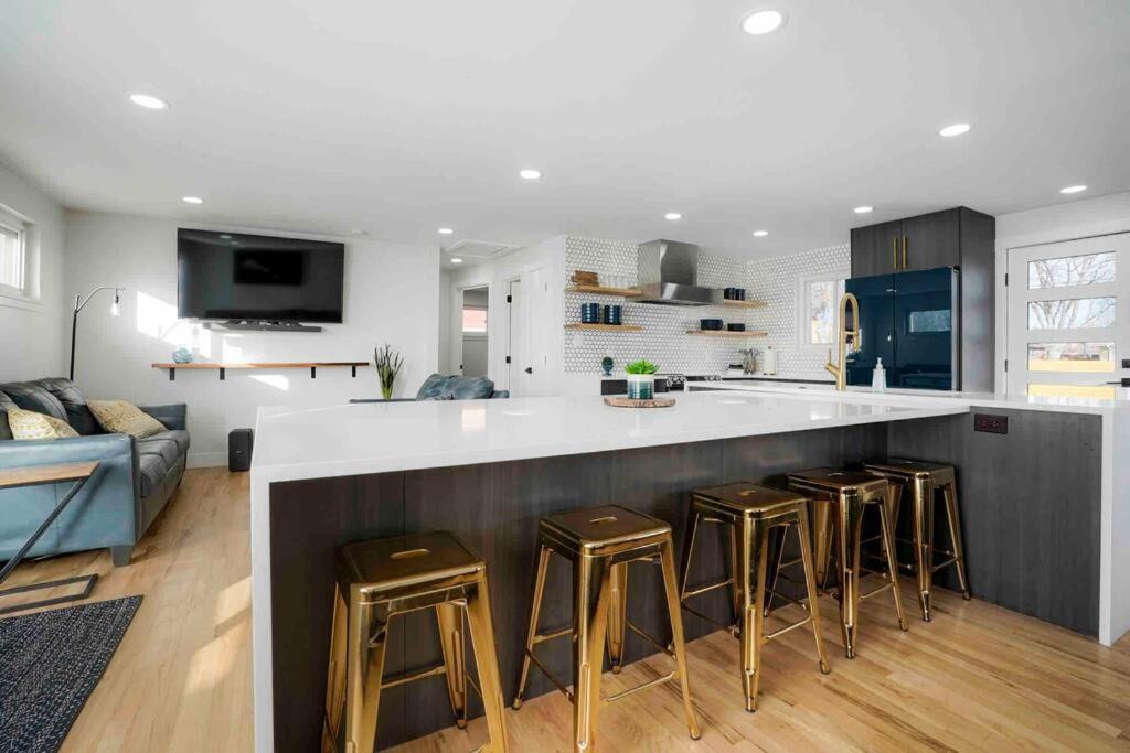 Aurora House | Sleeps 16 - 15 min/Downtown, 10 min/Medical Center