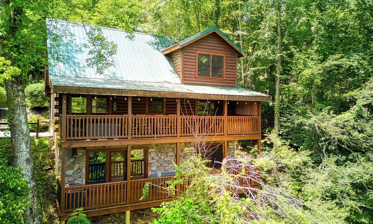 Black Bear Falls Cabin | Smoky Mountain Escape,$685 Free Attractions Tickets per paid day, Dollywood Inc