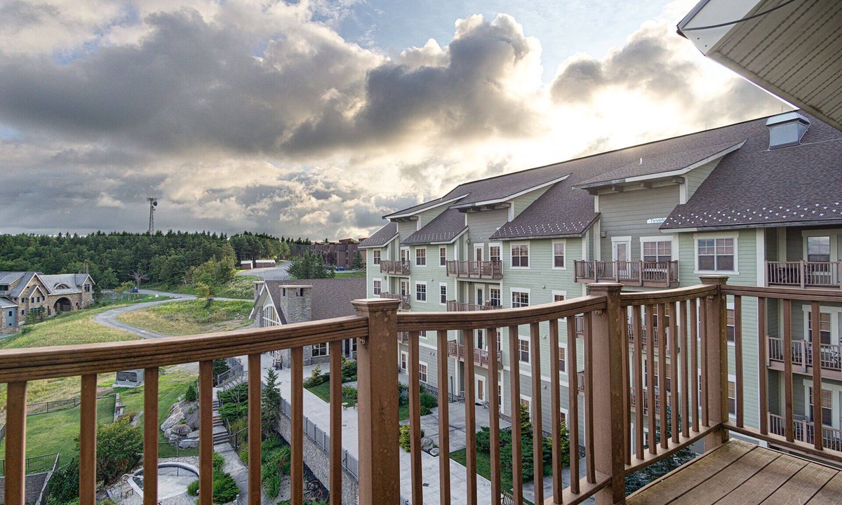 Snowshoe Condo | Soaring Eagle #406: 2 Bedrooms, 2 Full Baths: Slope Side, Hot Tubs. Underground Parking.